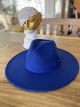 Load image into Gallery viewer, Wide brim panama hat in vegan felt
